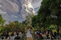 菲律宾新人在火山脚下办婚礼 拍下震撼照片