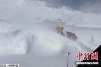 尼泊尔发生雪崩 登山者等待救援