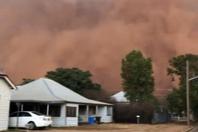 澳大利亚新南威尔士州现沙尘暴 移动沙墙由远及近