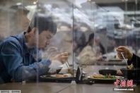 韩国一家公司自助餐厅设置玻璃罩 保证员工用餐安全