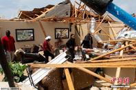 美国南部多州遭龙卷风袭击 房屋损毁满目狼藉