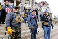 美国密歇根州千人外出抗议 有人持冲锋枪