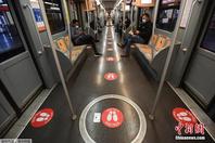 意大利地铁设警示标识 限制乘客安全距离