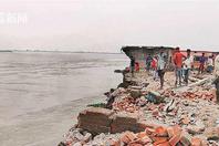 洪水中印度村民忙着拆家：多存点砖以便日后重建