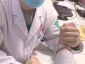 骨科医生掰手腕骨折 挂着石膏给自己开药