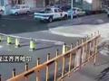齐齐哈尔一男子开车闯卡 拖拽73岁志愿者大爷数十米