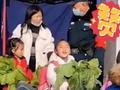 这个学期“杀青”了!小学生期末每人发一颗大青菜