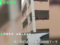 可爱!学生向隔壁结婚新人送祝福讨喜糖 网友:好温馨
