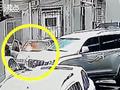熊孩子小区放火烧毁2辆汽车 只剩空壳