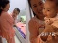 五个月大的女儿听到爸爸回家超开心 张开小胳膊尖叫着迎接