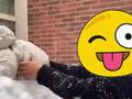 爸爸用孩子扫车上积雪 网友:养娃千日 用娃一时