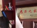 听闻挂“光荣之家”能幸免被盗 小伙让老婆将自家牌子挂门外防盗