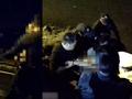 新手女司机忘拉手刹致两车相撞起纠纷 情急下跳入池塘急坏所有人