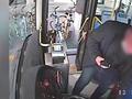 醉酒男子开走公交车 连撞3车后乘客报警