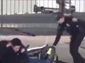 小偷在警察面前偷自行车 把警察都看蒙了