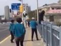上海广场舞阿姨佯装散步 霸气一拽救下轻生女子