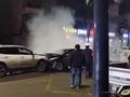 两轿车在马路上斗狠互相冲撞,现场声音轰鸣浓烟滚滚,警方通报