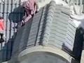 吓掉了魂!两孩童7层楼顶玩耍险掉落 市民拍下惊险画面
