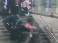 四川攀枝花老人发病倒在楼梯上没人敢扶起 引发网友热议