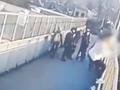 俄女孩跳桥半个身子探出栏杆 危急时一群少年回头了 箭步化险为夷
