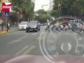 小学生放学后奔跑过斑马线 交警面前险被来车撞上:罚款并记9分
