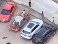 熊孩子将停车场当游乐园 组团在车顶又蹦又跳