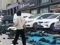 郑州一高楼外墙保温层因大风脱落 楼下多辆车被砸受损