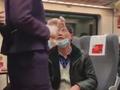 男子在动车上吸烟致列车降速 被发现后称自己没学问