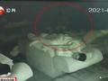 莫伸手 伸手必被抓!男子半夜浴场盗窃 监控全程拍下