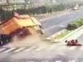 为躲电动车 渣土车侧翻压扁路边SUV致驾驶员无辜惨死 现场惨烈