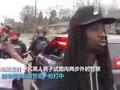 美示威者朝警察扔水泥块 刚举手被一枪打中 捂耳惨叫倒地