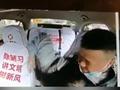 贵州一女乘客因车费纠纷遭的哥暴打:坐不起就不要坐