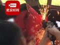 这婚闹的过分了!新郎被好友拿铁链锁住 结果钥匙丢了