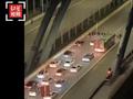 警方通报多人大桥上并排走堵路:因工程款纠纷