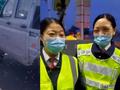 河南女高速收费员眼睛被蜜蜂蜇肿 眯成一条线令人又心疼又好笑