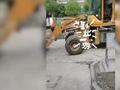 女子叫铲车挖建筑垃圾堵违停车:你不仁我不义