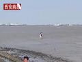 情侣游玩遇涨潮站水中亲热 岸边人员撕心大喊:别亲了!