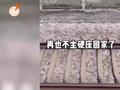 男生分享心酸五一假期 坐硬座回家往返4天在家玩1天