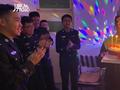 警校男生拉横幅祝宿管阿姨退休快乐 送蛋糕齐唱世上只有妈妈好