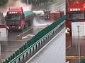 油罐车侧翻起火浓烟冲天 监控曝光驾驶员跳车逃生瞬间