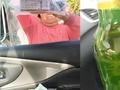 儿子离家母亲从车窗塞进一袋子饮料 男子打开看见一绿瓶当场懵了