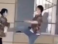 西安一职校老师当众掌掴踹女学生 学校:涉事老师已开除