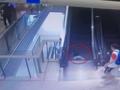 商场内男童独自跑向扶梯不慎摔倒 三根手指被夹断现场令人揪心