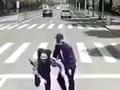 江苏一男子吵架将女友推向公交 律师:涉嫌故意杀人