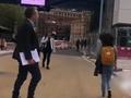现场!英国一记者街头直播新闻被路人打断后 情绪失控狂爆粗口
