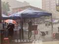 心酸又感动!广州核酸检测点,医护志愿者暴雨中用身体顶住帐篷