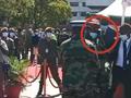 赞比亚首都正举行阅兵式 总统突然晕倒 身旁官员保镖上前搀扶