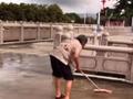 担心孩子们滑倒 104岁奶奶清扫篮球场积水