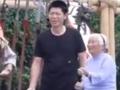 浙江98岁“功夫奶奶”和外国友人切磋武艺