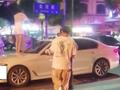 女子站宝马车上踩碎玻璃大叫“渣男” 随后躲角落哭泣
